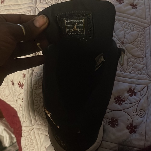 Jordan 11s Black and white - Picture 5 of 7